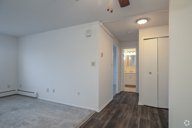 1BD, 1BA - 590SF - HALLWAY - North Church Tower