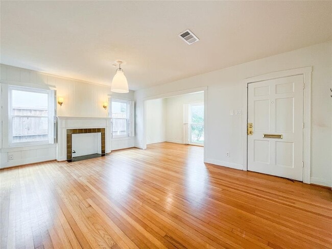 Building Photo - 2438 Albans Rd