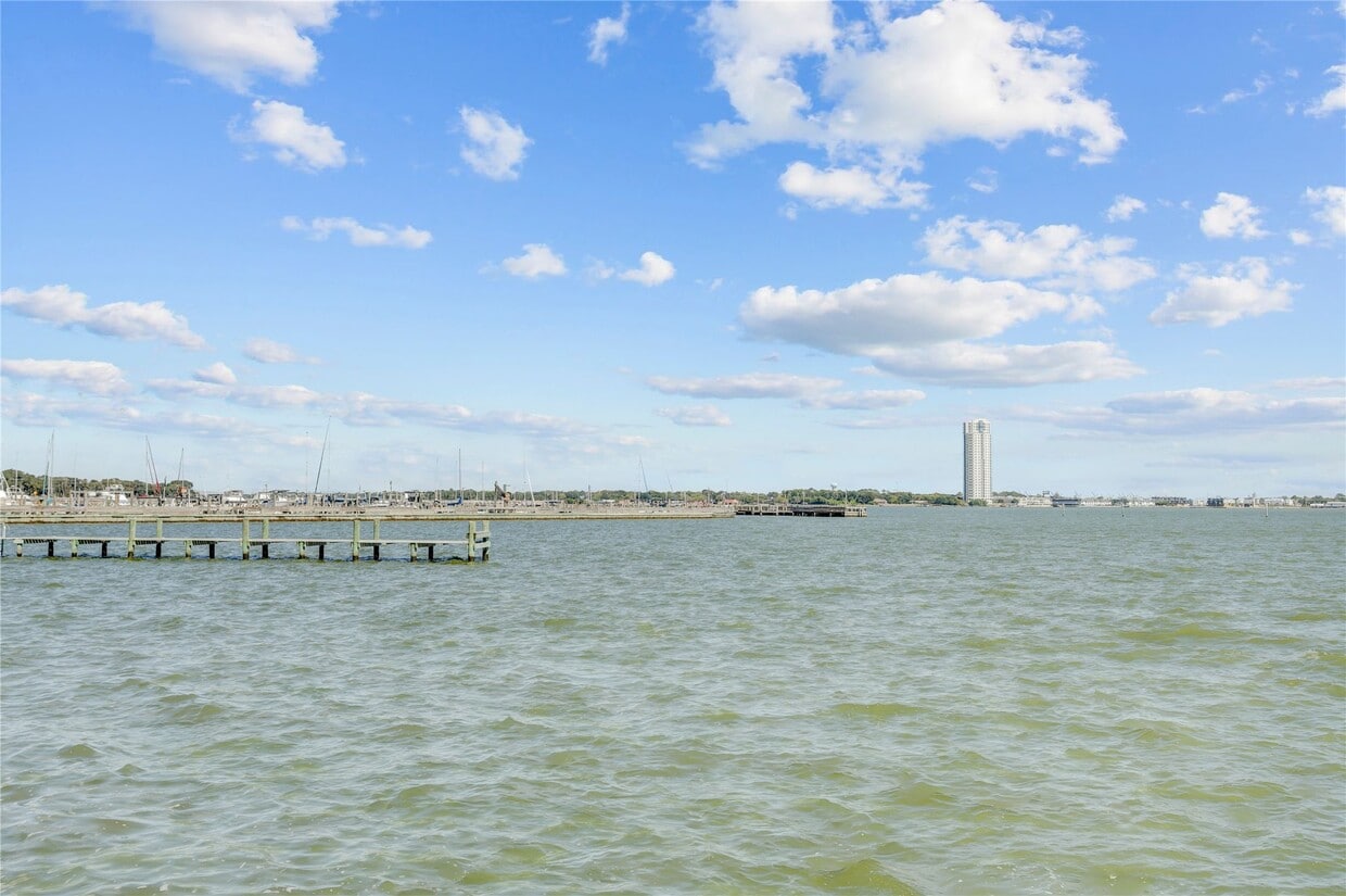 Foto del edificio - 351 Lakeside Ln