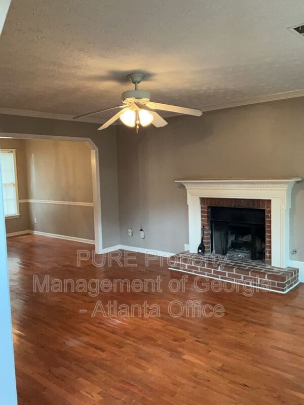 Building Photo - 743 Helga Dr NE