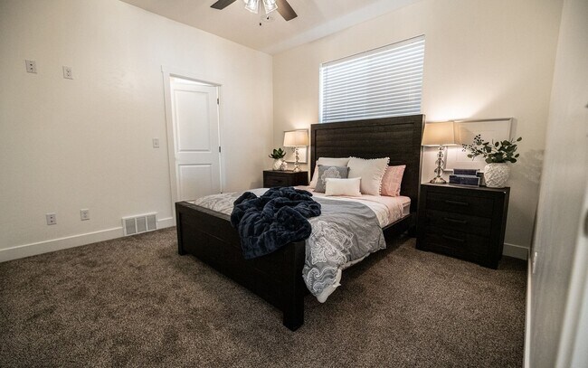 Foto del edificio - Brand New Luxury 3 Bedroom 2.5 Bath with Office & Family Room for Rent Richmond, Utah