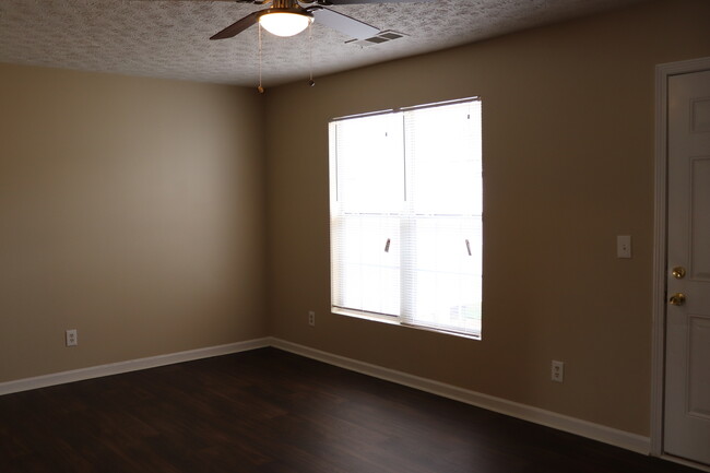 Building Photo - Welcome to our charming 3 Bedroom Townhome...