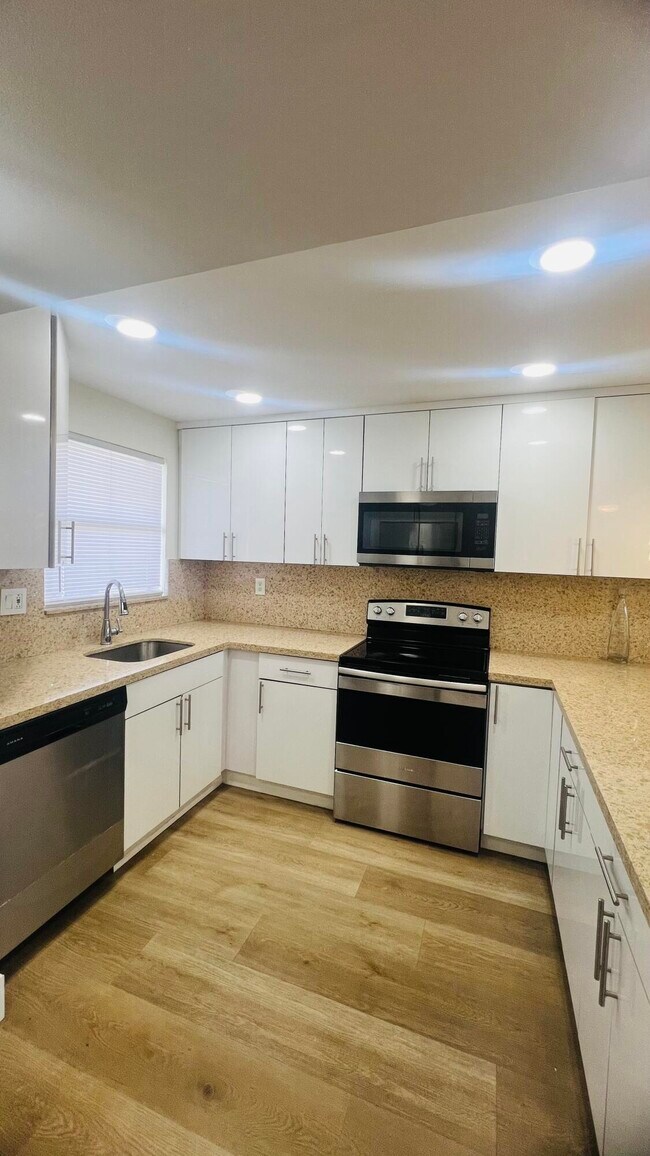 Foto del edificio - 8345 Sunrise Lakes Blvd