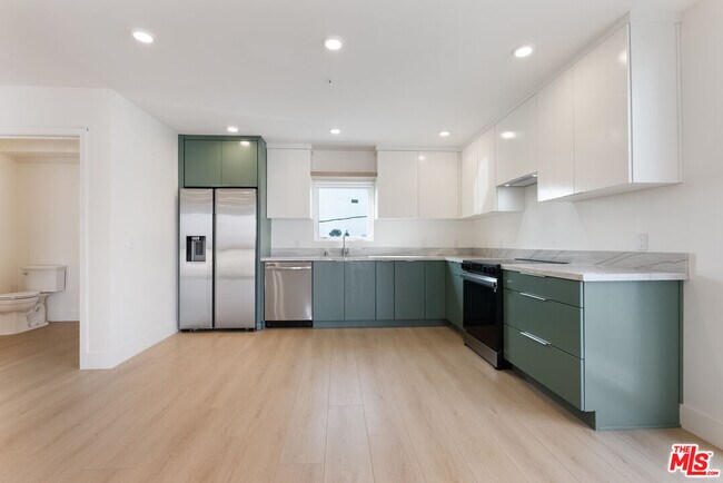 Foto del edificio - 8561 Belmont St