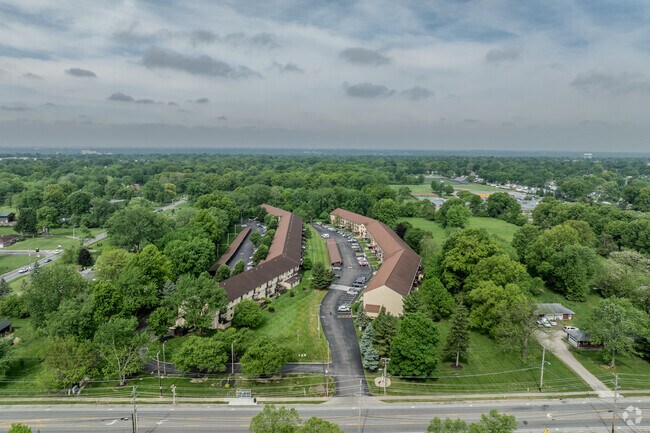 Foto aérea - Coves at Columbus on Karl Road/Stonegate Square