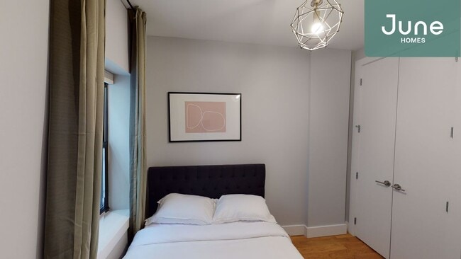 Foto del edificio - ROOM ONLY in 5-bed/2.5-bath Home
