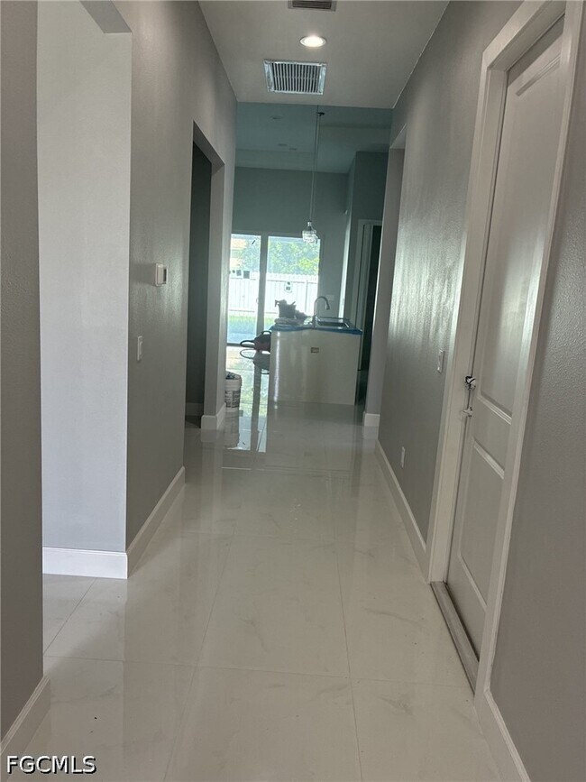 Foto del edificio - 908 NE 8th Pl