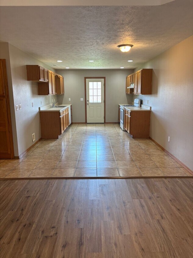 Foto principal - 2 Bed 2 Bath 2 Car Garage Duplex