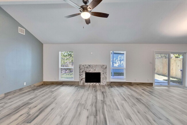 Foto del edificio - 8216 View Ridge Dr