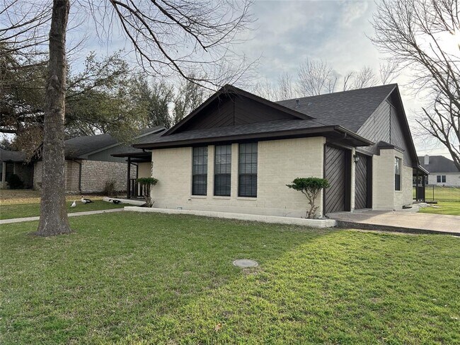 Building Photo - 2711 Kelly Dr