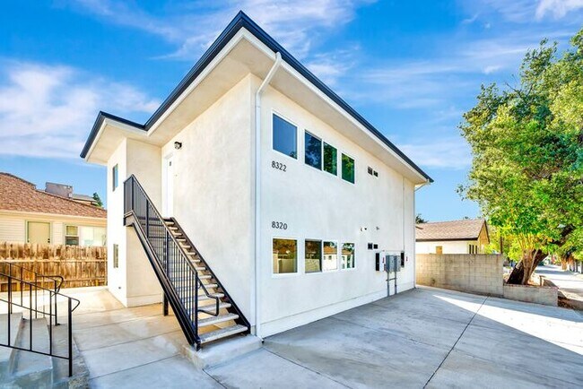 Foto del edificio - Move-In Ready Luxury: A Flawlessly Upgraded Sunland Retreat