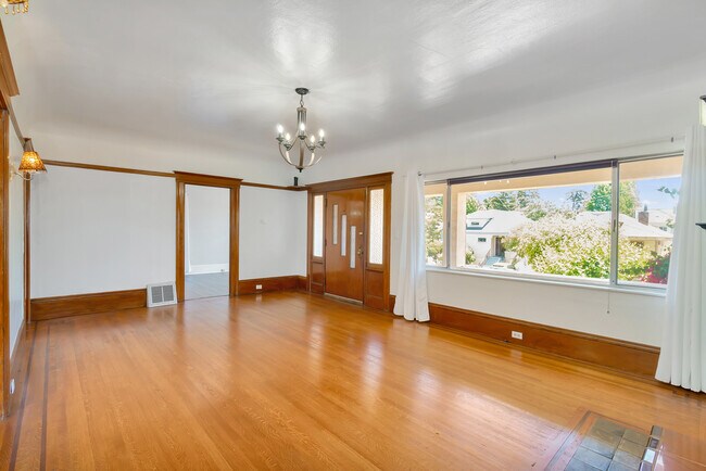 Building Photo - 2063 Rosedale Ave