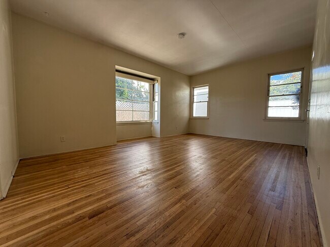 Foto del edificio - 6627 Farmdale Ave