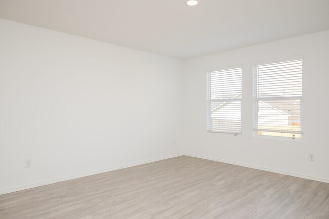 Building Photo - 2831 Millikan Dr