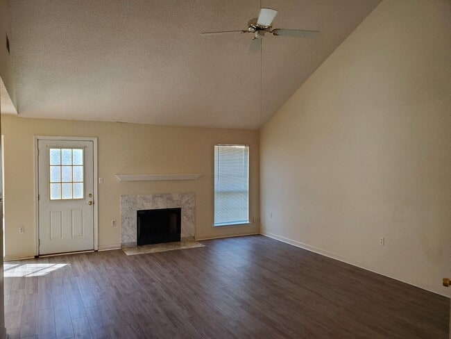 Building Photo - **Available Now** Spacious 3 Bedroom 2 Bat...
