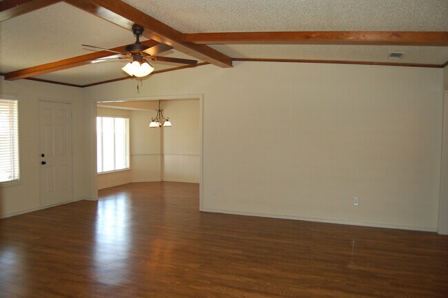 Building Photo - Three Bedroom in Southwest Lubbock - Great Location!
