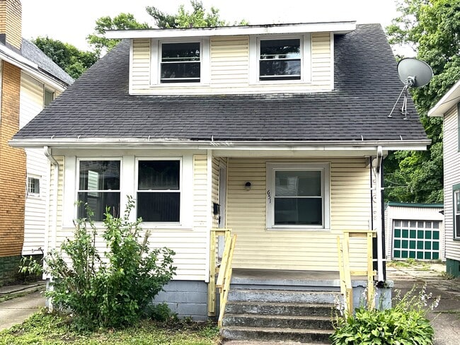 Building Photo - 651 W 5th St