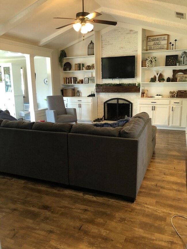 Building Photo - $2,395 Fowler & Shaw, Gorgeous 3 Bedroom h...