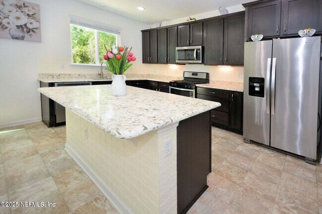 Building Photo - 802 Flach Dr