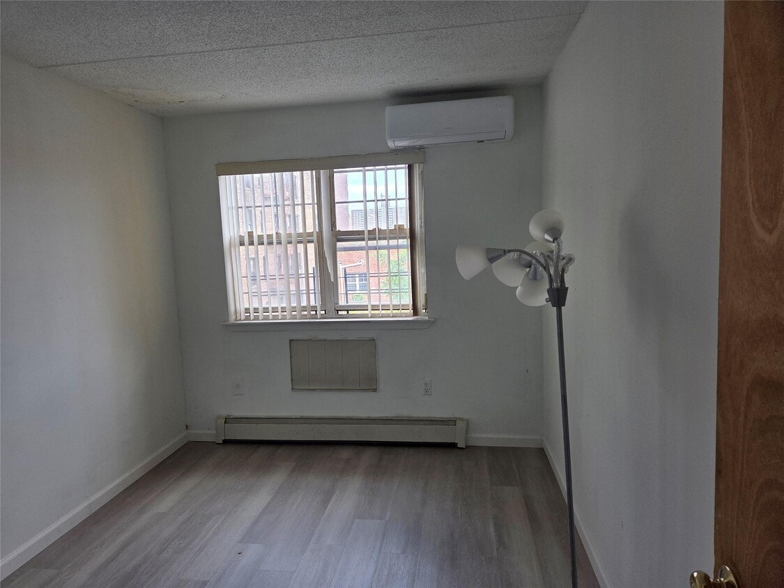 Building Photo - 832 Bryant Ave