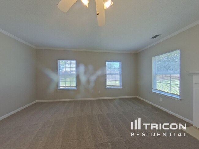 Foto del edificio - 439 Birchwood Dr