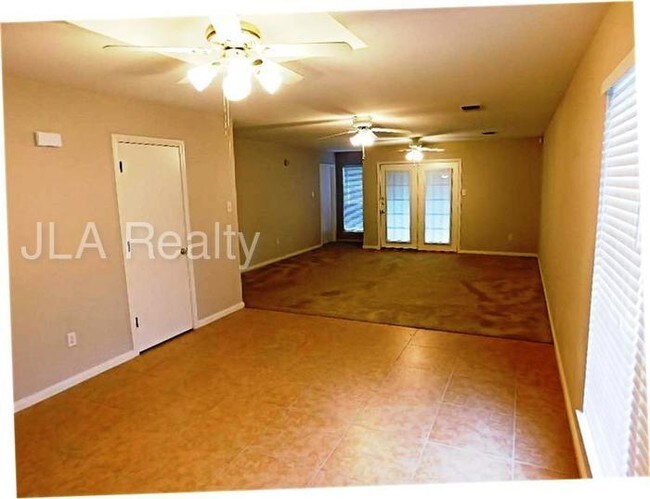Building Photo - 2221 N Austin Avenue , Pearland , TX , 77581