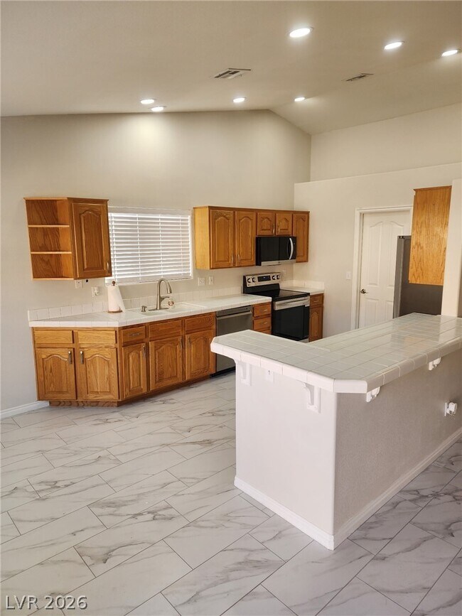 Foto del edificio - 370 Concord Dr