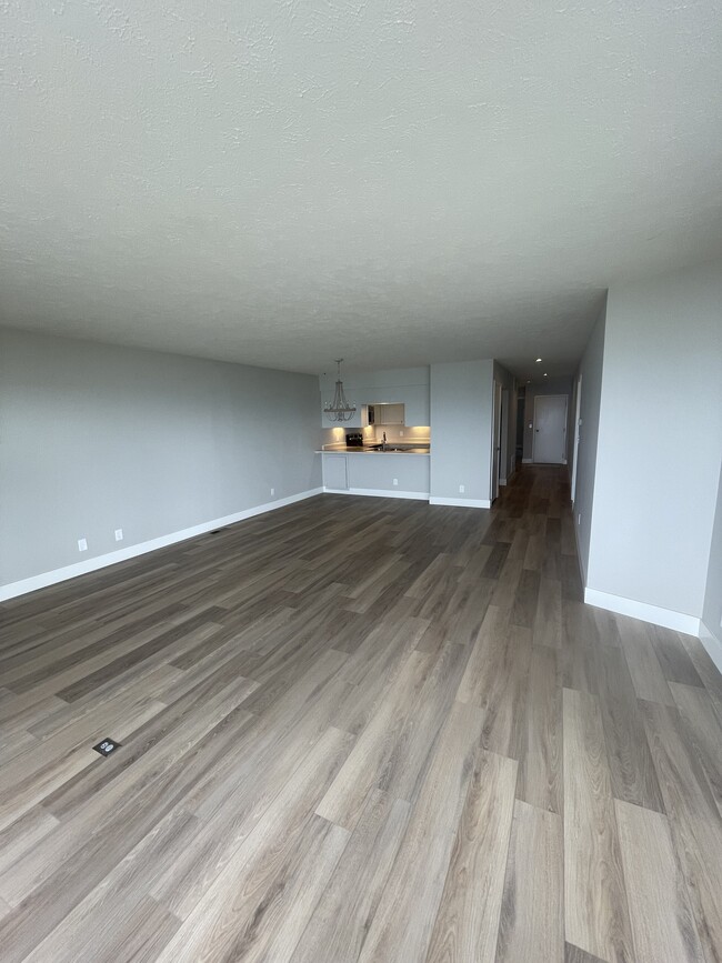 Balcony looking at kitchen - 1806 Lakeshore Dr