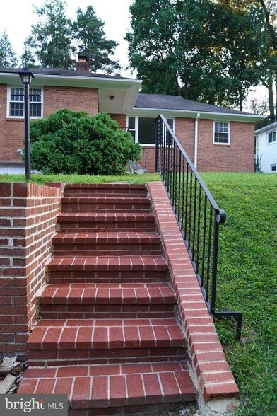 Foto principal - 5612 Massachusetts Ave