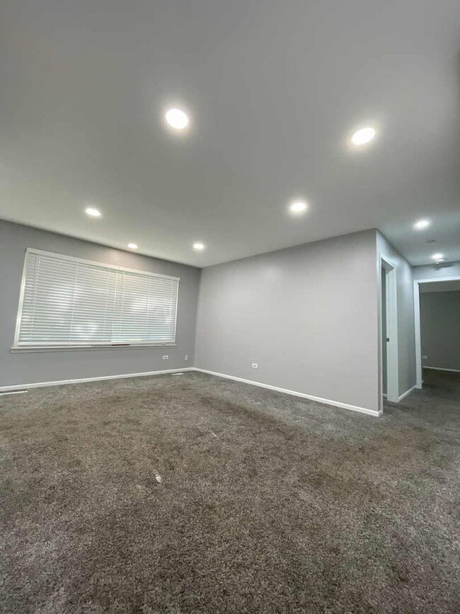 Foto del edificio - 690 Thorntree Ct