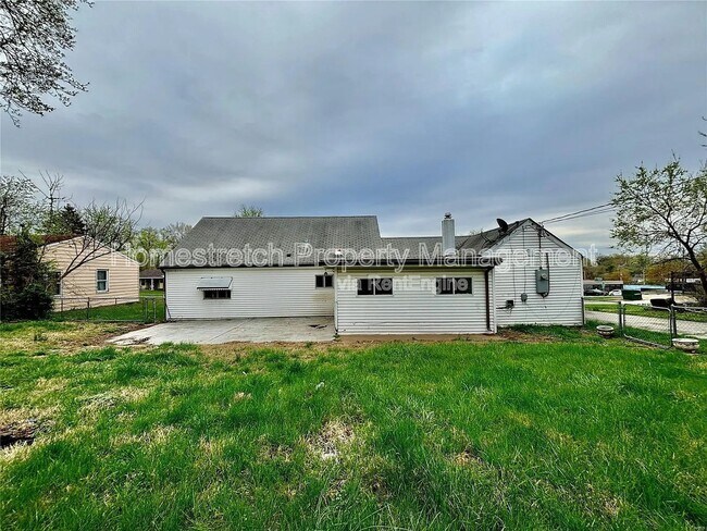 Building Photo - 10051 Royal Dr