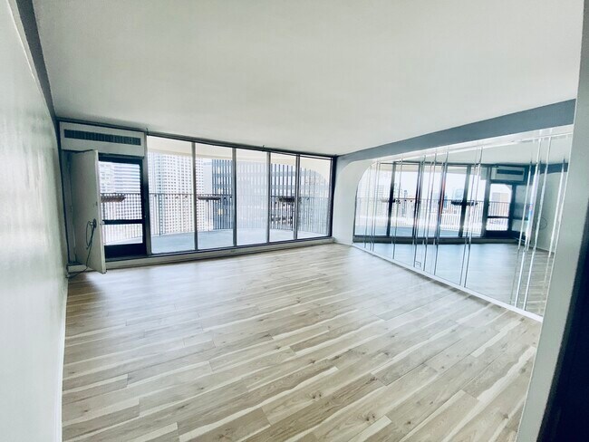 Foto del edificio - 300 N State St
