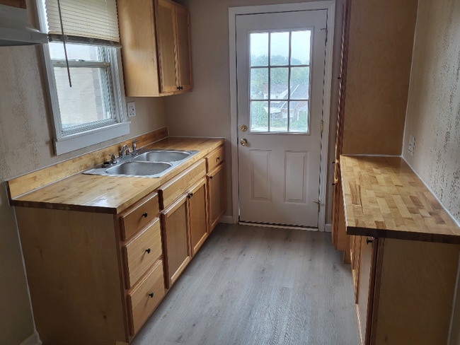 Building Photo - 807 Meadow Dr