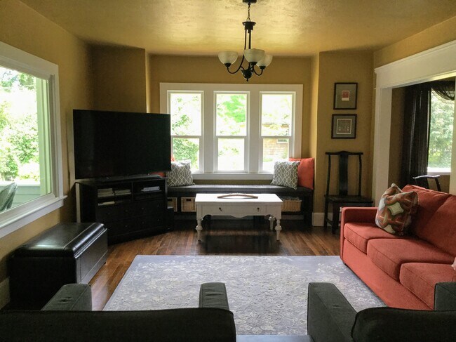 sala de estar abierta - 5112 SE Aldercrest Rd