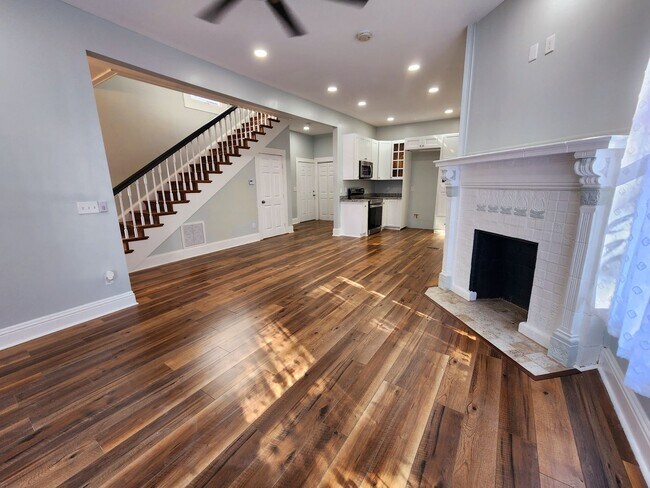 Foto del edificio - Completely Updated 4 bed 2 1/2 bath Home I...