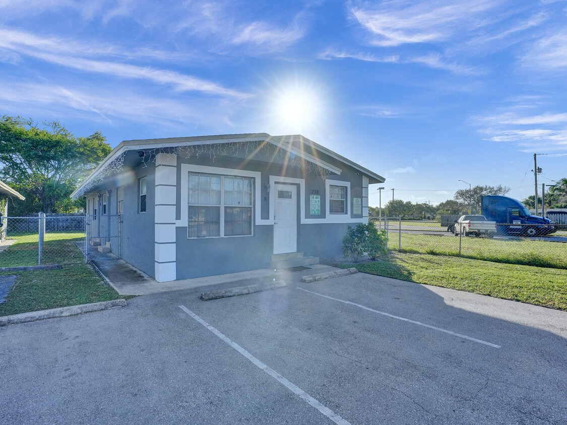 Foto principal - 778 SW 2nd Ave