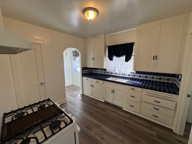 Building Photo - Upgraded Charmer  2 Bed 1 Bath w Yard!