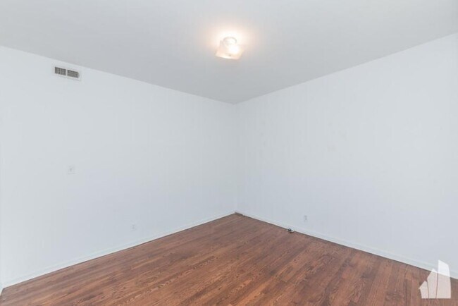 Building Photo - 1 bedroom in Chicago IL 60640