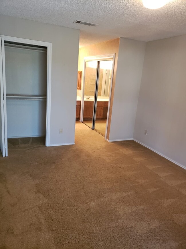 Building Photo - 1202 Thorpe Ln