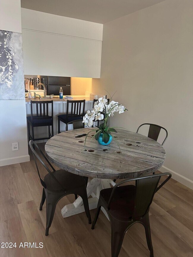 Foto del edificio - 7625 E Camelback Rd