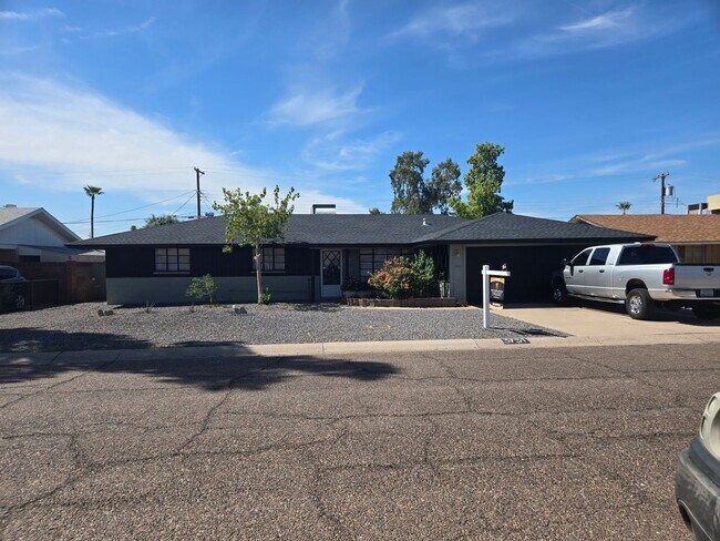 Building Photo - Cozy 3 bed, 2 bath home in Phoenix, No HOA!