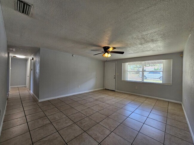 Foto del edificio - Adorable 3 Bedroom, 1 Bath Home available ...