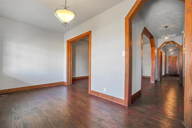 Building Photo - 808 E Tamarack Rd