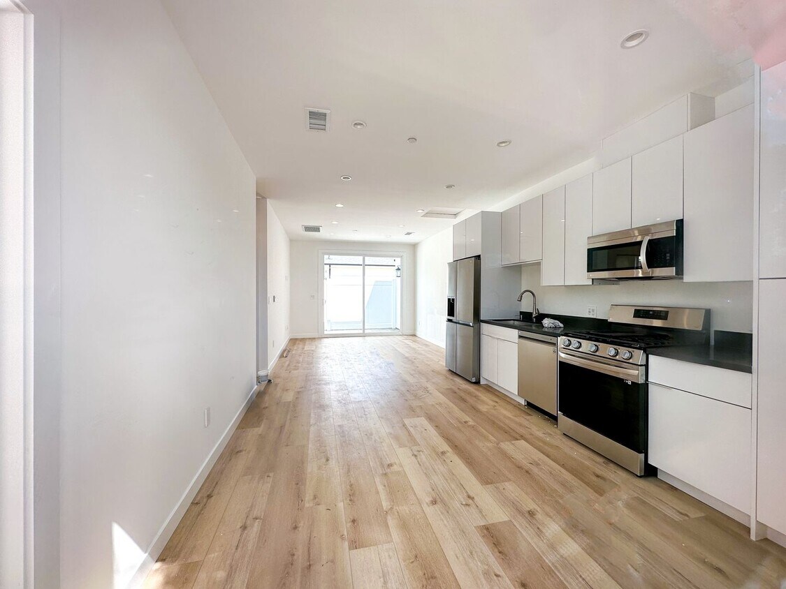Building Photo - Two bedroom and one bath House in the hear...