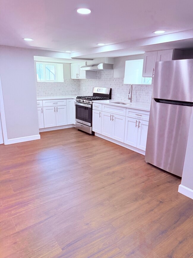 Building Photo - 692 Day Ave