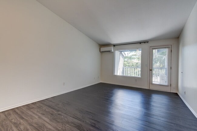 Building Photo - 3 bed 2 bath Condo in Town