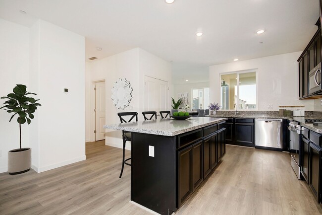 Building Photo - Gorgeous 4 Bedroom 3.5 bath home