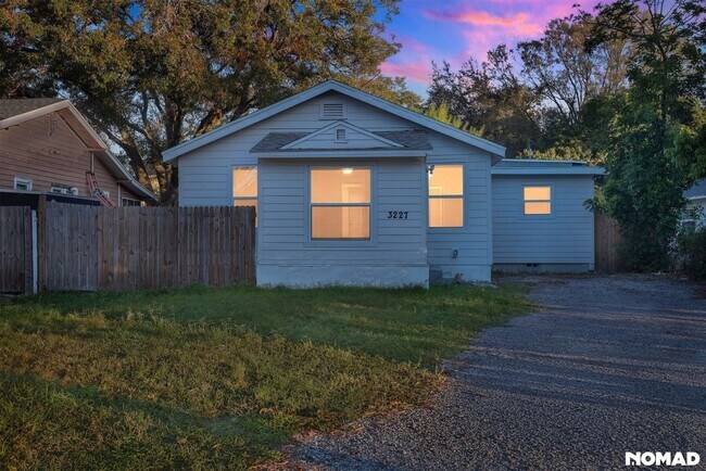 Foto del edificio - 3227 70th Ave N