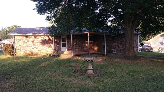 Building Photo - 23 Oakwood Dr