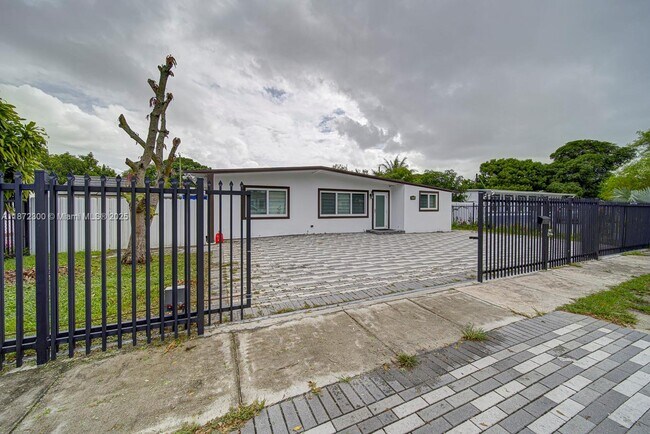 Foto del edificio - 1070 NW 132nd St